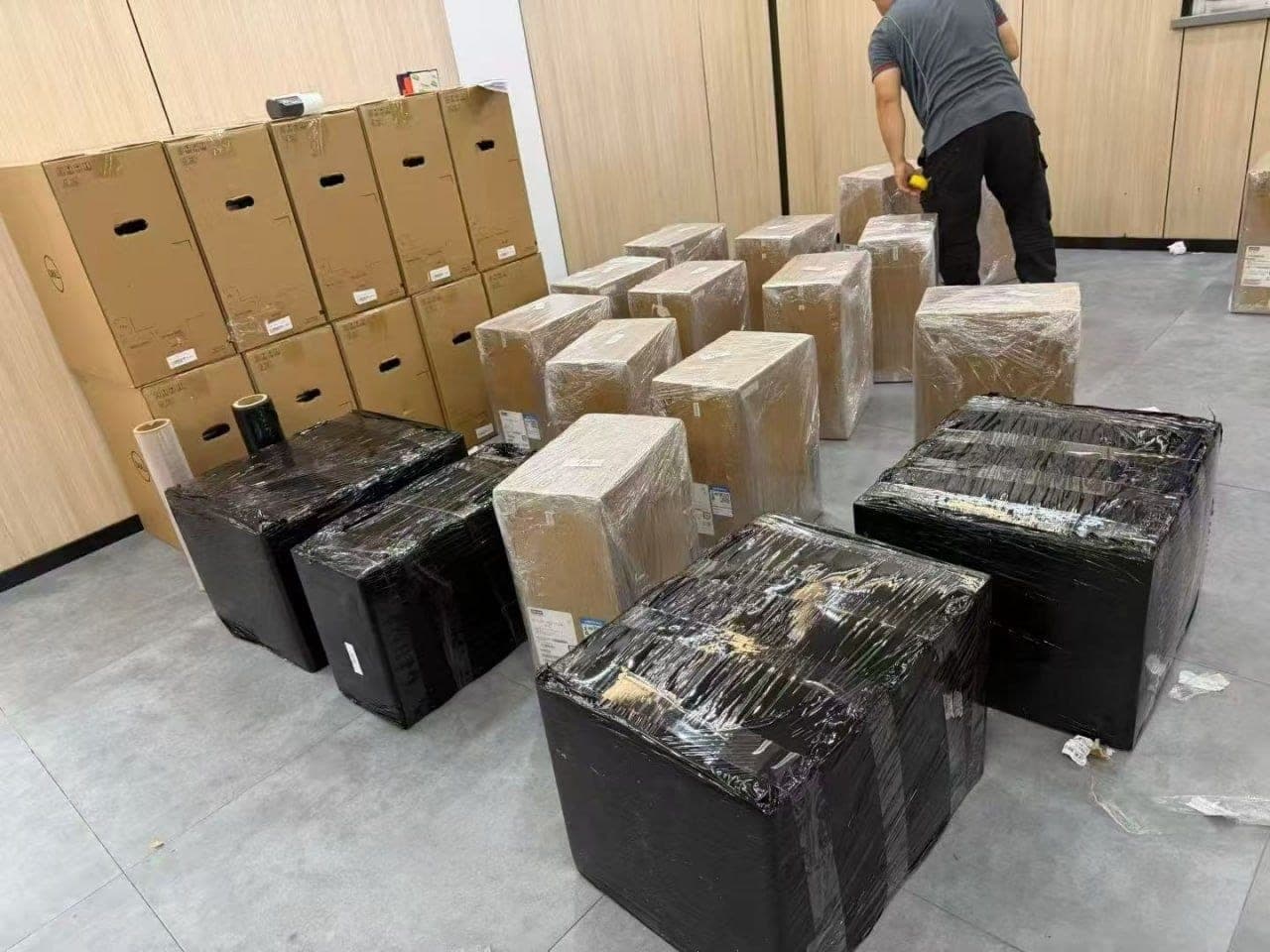 Dell and Huawei server boxes on racks in the Fanxi warehouse, Dalian